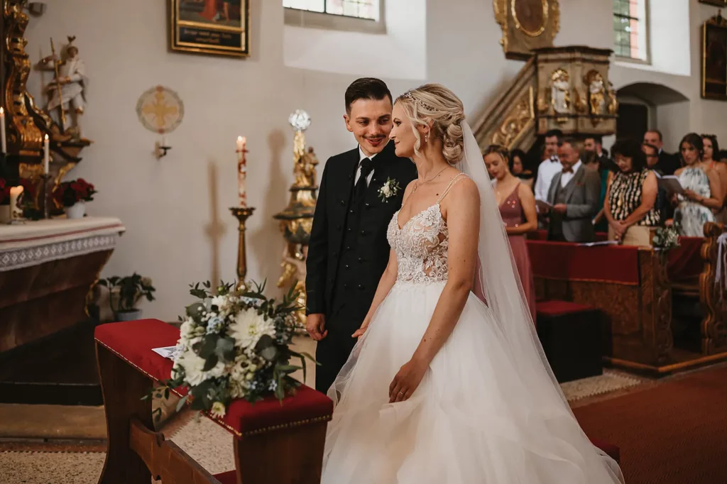 Braut Franzi und Bräutigam Jannik während ihrer Hochzeitszeremonie in der Kirche der Hochzeitsscheune Redwitz.