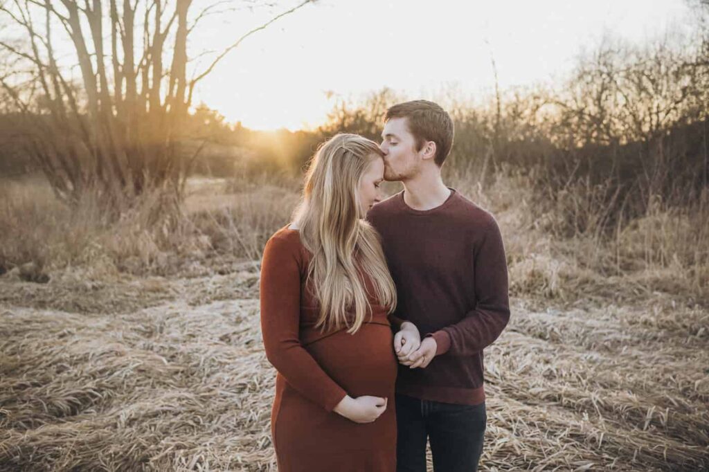 Babybauch Shooting romantisch im Sonnenuntergang